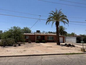 Building Photo - Centrally Located Three Bedroom