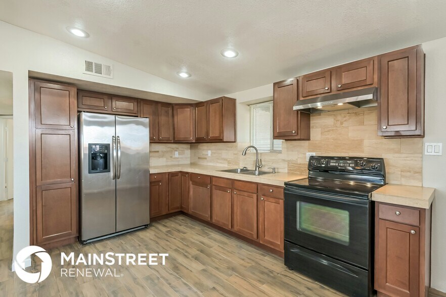 Building Photo - 3126 S Naco Vista