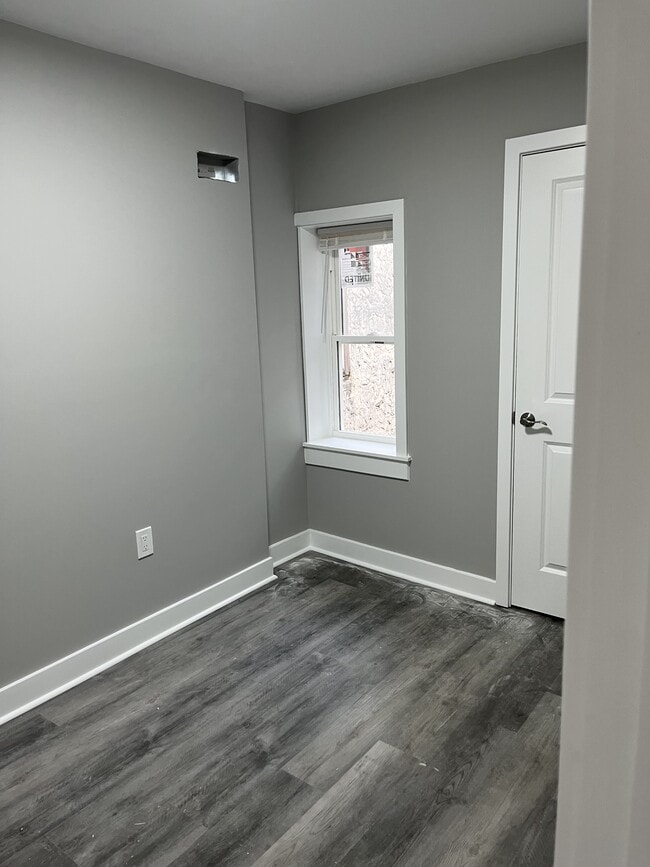 Building Photo - 805 W 5th St