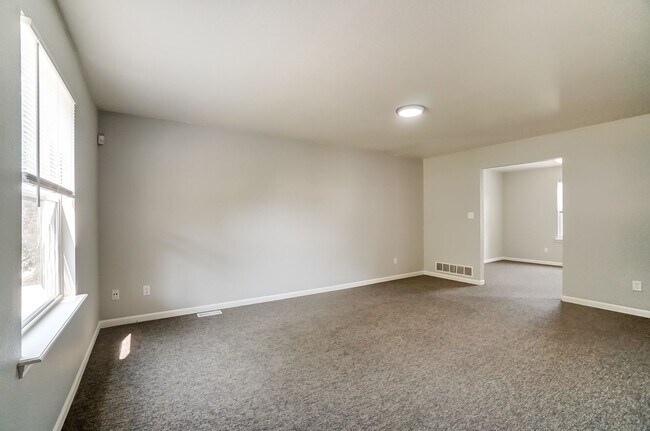 Building Photo - 3704 Willow Run Dr