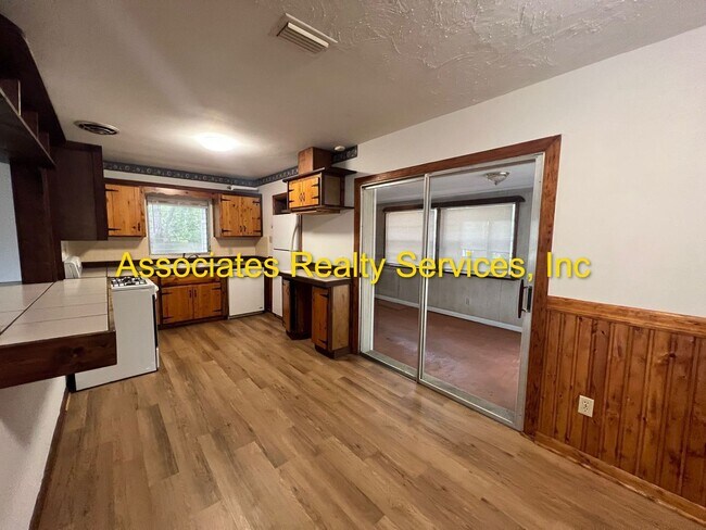 Building Photo - Great NW Location!