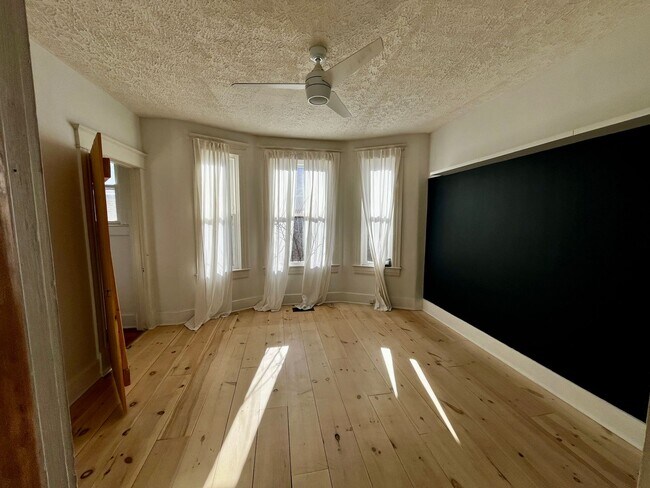 Building Photo - STUNNING BEECHMONT HOME WITH SOLAR PANELS ...