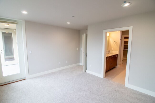 Building Photo - 2Bd/2Ba Mercer Island Condo