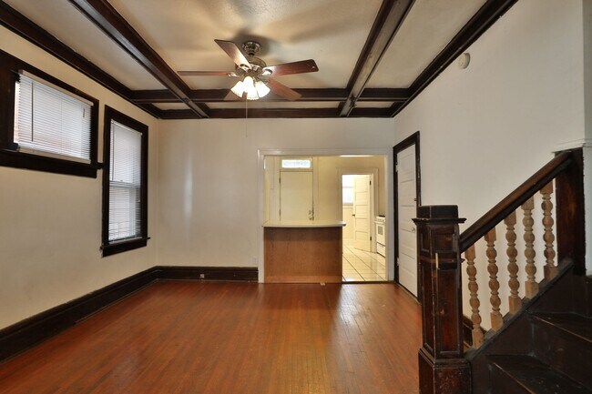 Building Photo - Central Campus - LARGE 4 Bedroom House with off-street parking