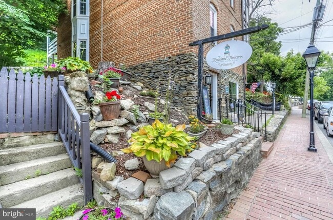 Building Photo - 1567 Renate Dr