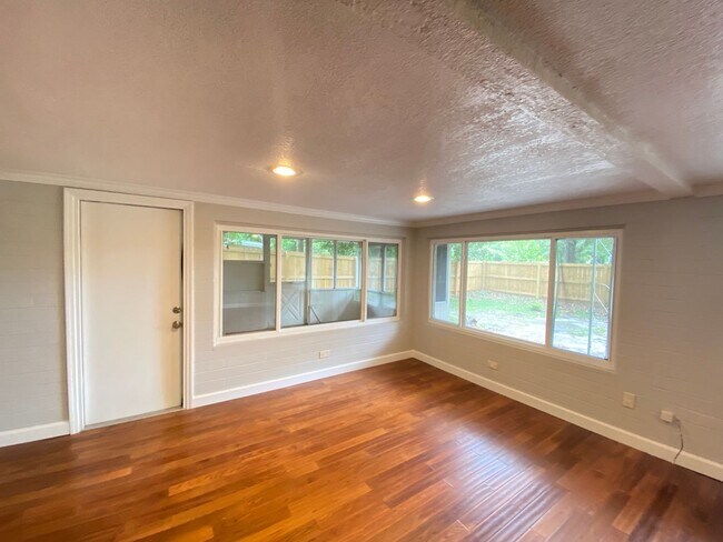Building Photo - 3/2 single family home minutes from Lake E...