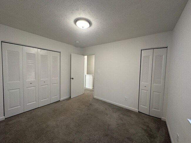 Building Photo - Country Place Townhomes - Off Lakeside Drive