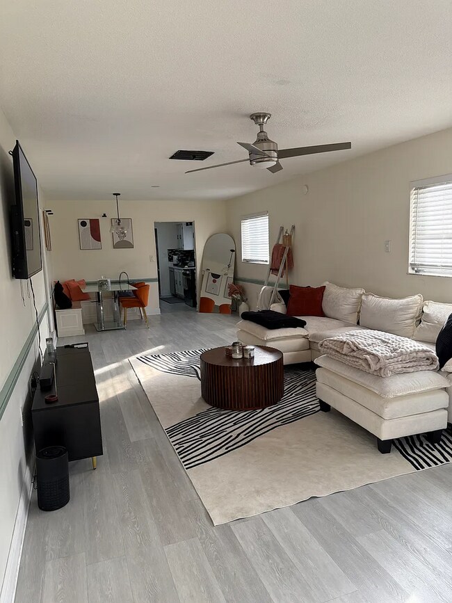 Building Photo - Move in Ready! Sunshine & Comfort in the Heart of St. Pete - 2bed|2bath