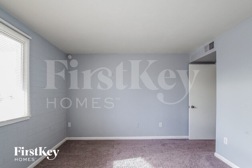 Building Photo - 3460 E Presidio Rd