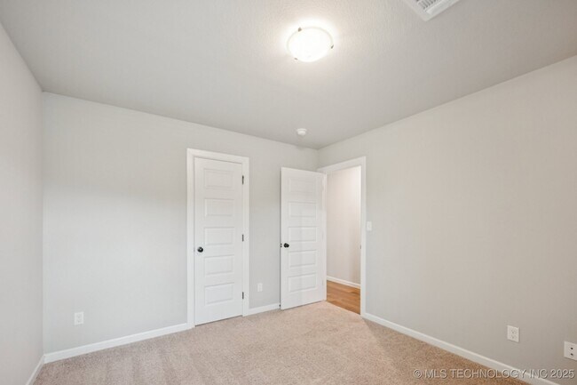Building Photo - 6370 E 146th St S