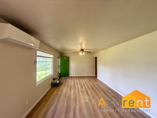 Building Photo - Freshly Renovated 3-Bedroom, 1-Bath Duplex in Ashland