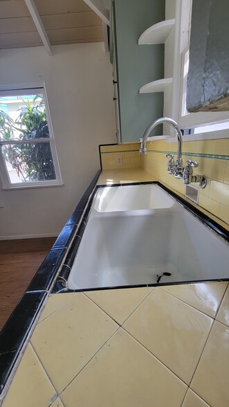 Vintage tile and double sinks - 223 32nd St