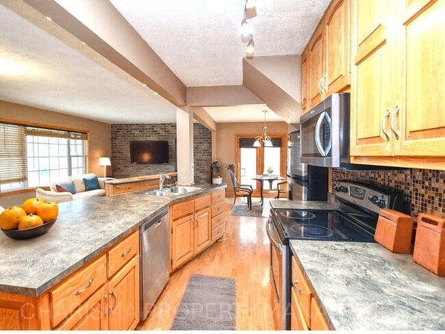 Building Photo - 335 Vernon Dr