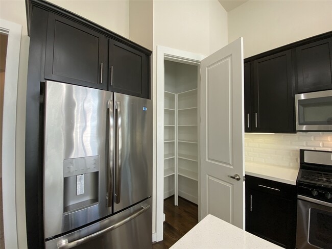 Building Photo - 74 N Hutcheson St