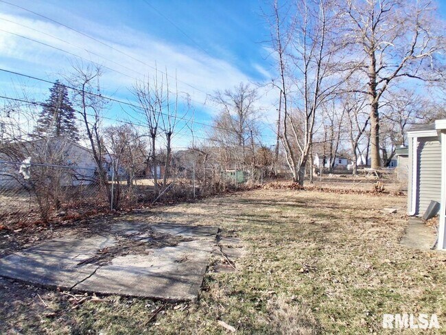Building Photo - 2022 W Richwoods Blvd