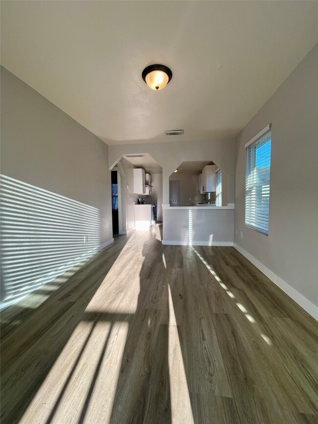 Building Photo - 504 N 8th St