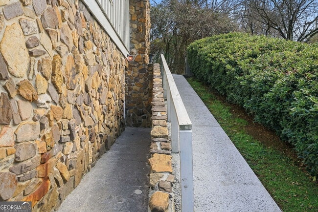 Building Photo - 212 Chandler St