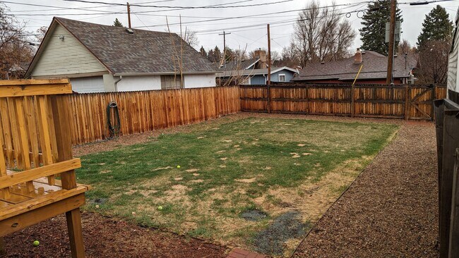 Building Photo - SUPER CUTE 2 or 3 BEDROOM HOME + GARAGE IN QUIET EDGEWATER NEIGHBORHOOD!