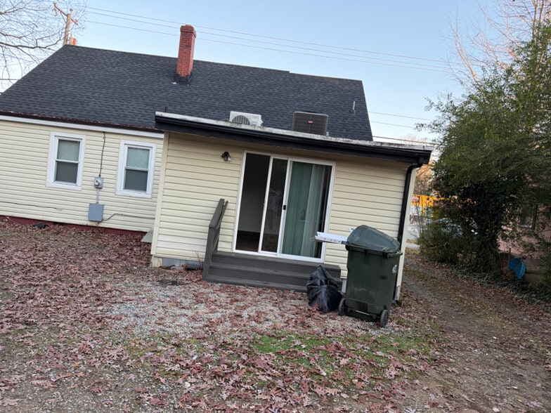 Building Photo - 1428 Hopkins Rd