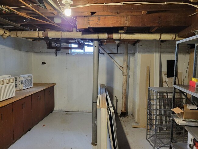 Building Photo - Beautiful Cedar Falls Home