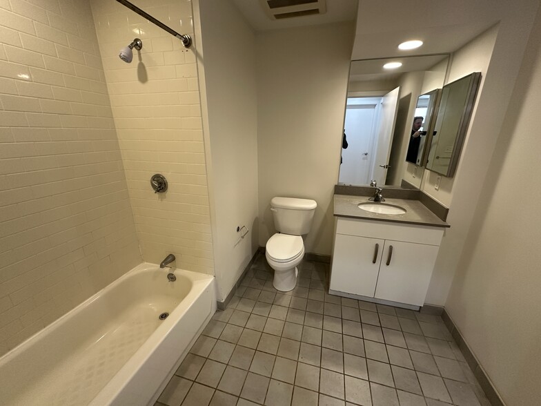 Building Photo - 591 Albany St