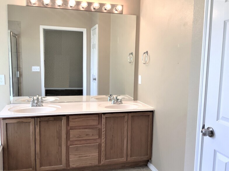 Building Photo - 5018 Beechknoll Ln