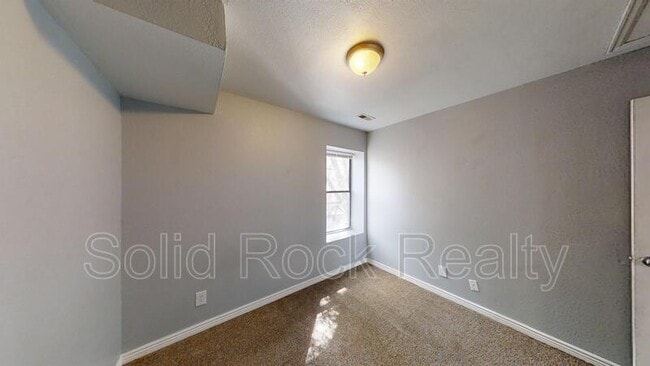 Building Photo - 714 E 3rd St
