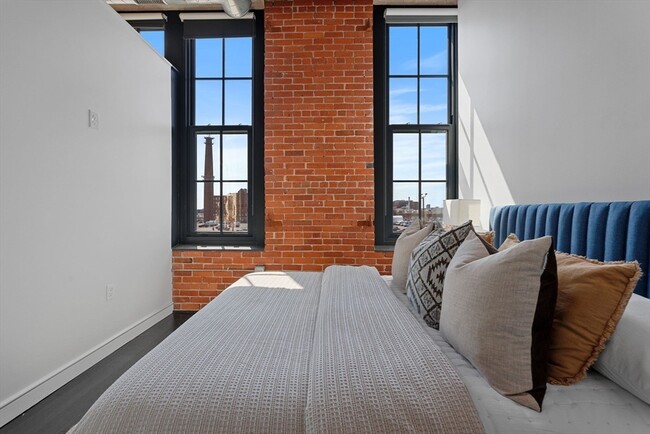 Building Photo - 319 A St