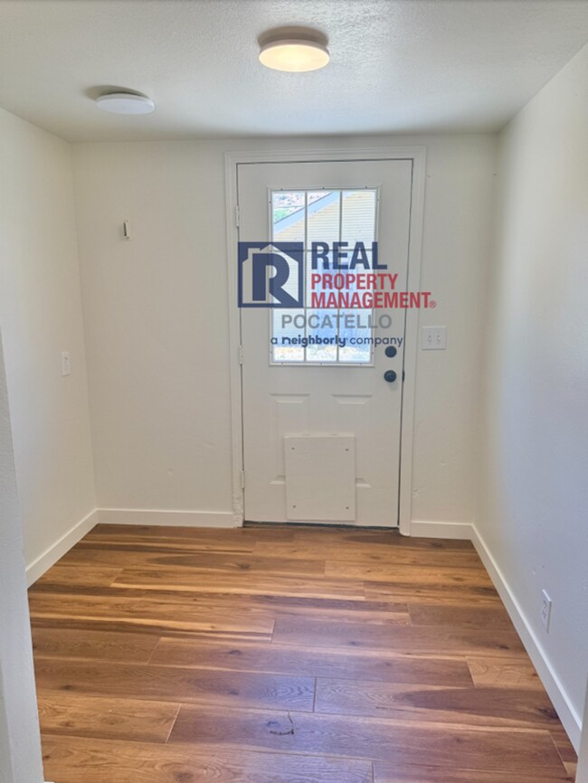 Building Photo - 4 bedroom 2 bathroom home