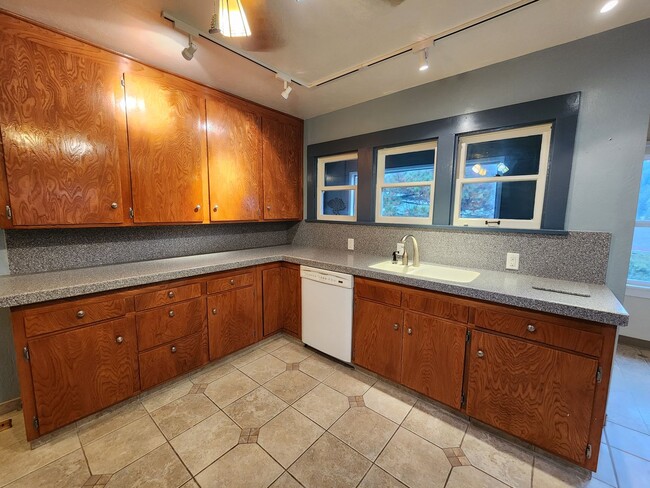 Building Photo - Single Family Home in Rio Dell!