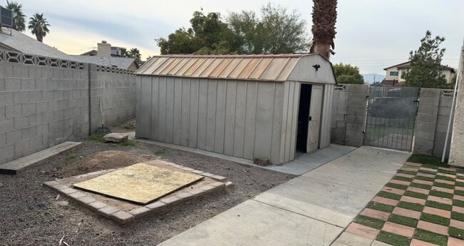 Building Photo - 2 BETHROOMS 2 BATHROOMS  2 CAR GARAGE HOUSE AVAILABLE FOR RENT