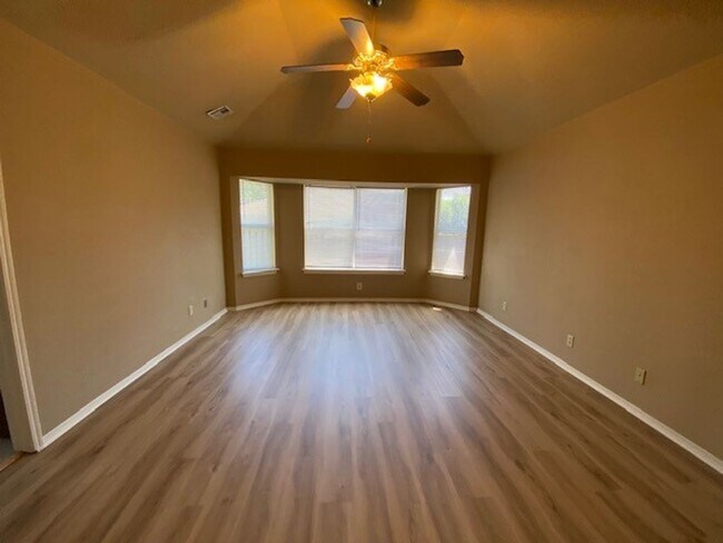 Building Photo - AVAILABLE NOW!! Corner lot 3-Bed, 2-Bath, ...