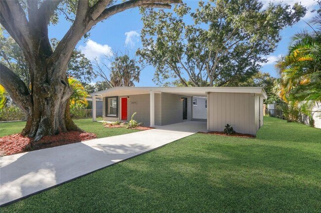 Building Photo - 1325 Windsor Way
