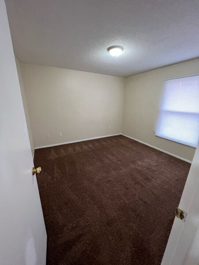 Building Photo - 3 Bedroom Duplex
