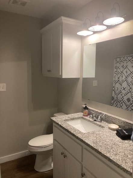 Building Photo - 3320 Robin Ln