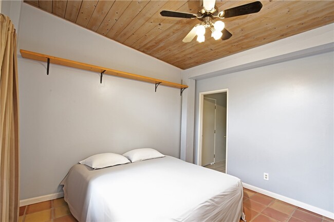 Building Photo - 17825 Bear Valley Ln