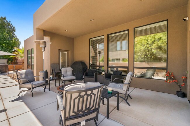 Building Photo - Luxurous 4 Bedroom Golf Course Home