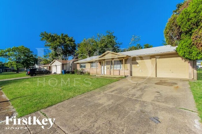 Building Photo - 7847 Robincreek Dr