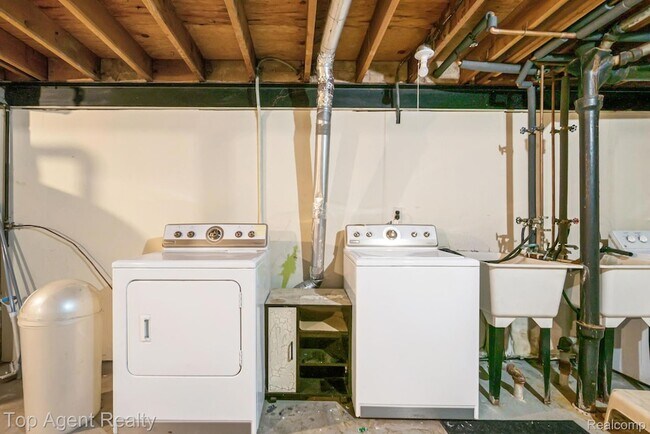 Building Photo - 8657 Kennedy Cir N