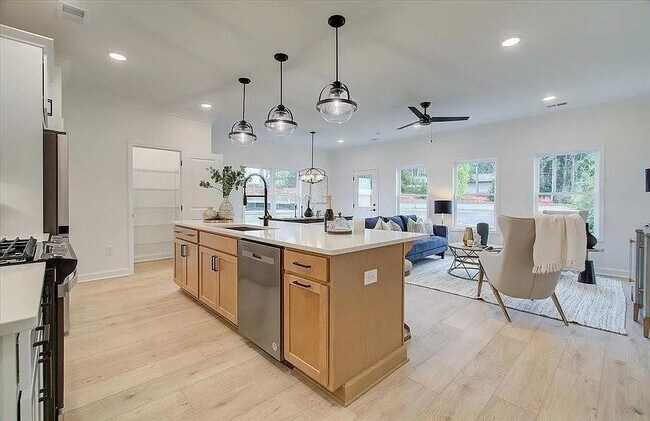 Building Photo - 121 Priestwood Ln