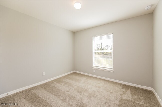 Building Photo - 858 Carbon St E