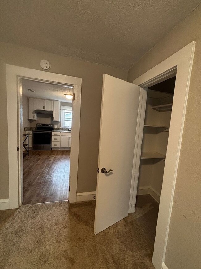 Building Photo - 2 Bedroom 1 Bathroom Single family Ranch l...