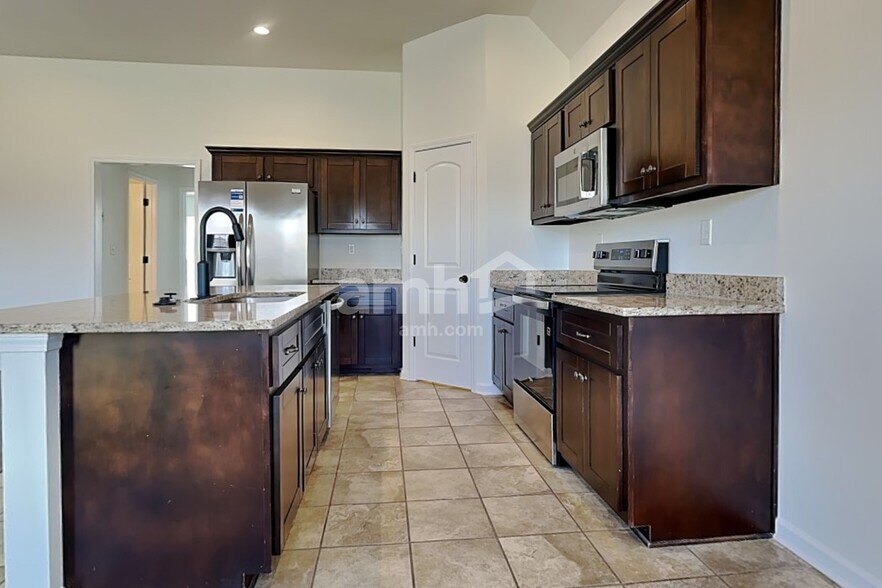 Building Photo - 3210 Greenhouse Dr