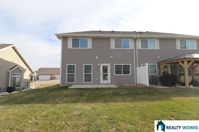 Building Photo - Large 3 bedroom, 2.5 Bath townhome available now!