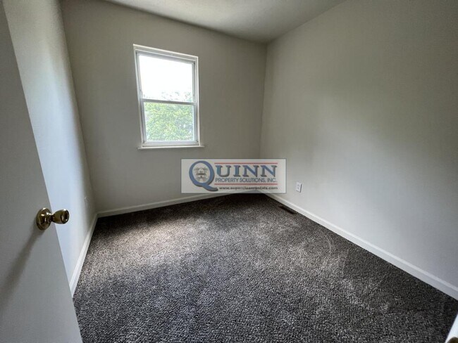 Building Photo - 13 Maple Ct