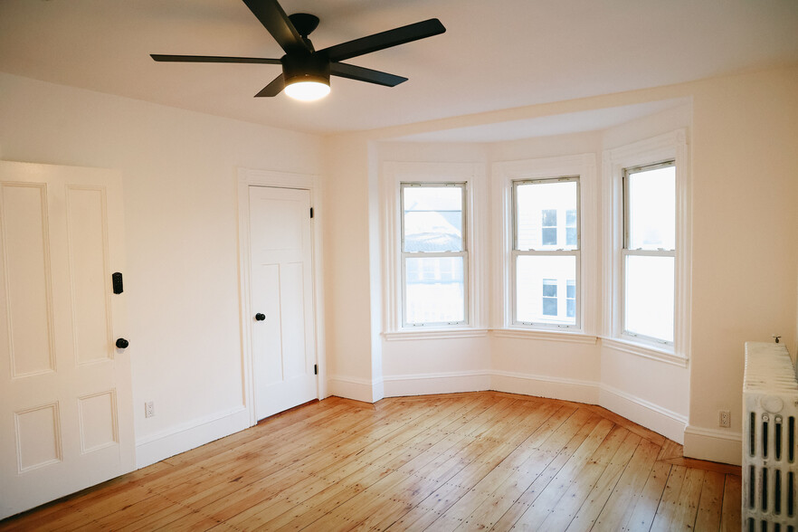 Living room with bay windows - 70 Saint Rose St