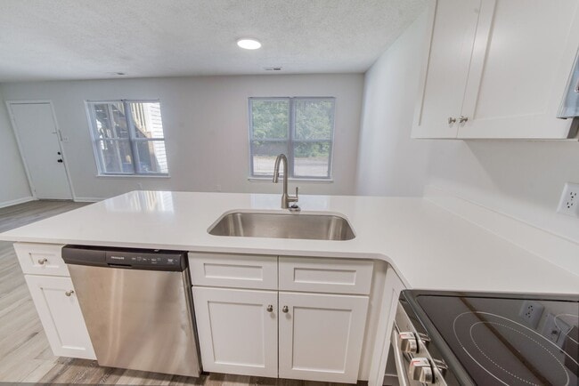 Building Photo - 307 Railroad St