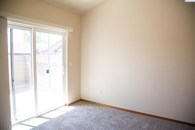 Building Photo - 3 Bed/2.5 Bath Richland Townhome!