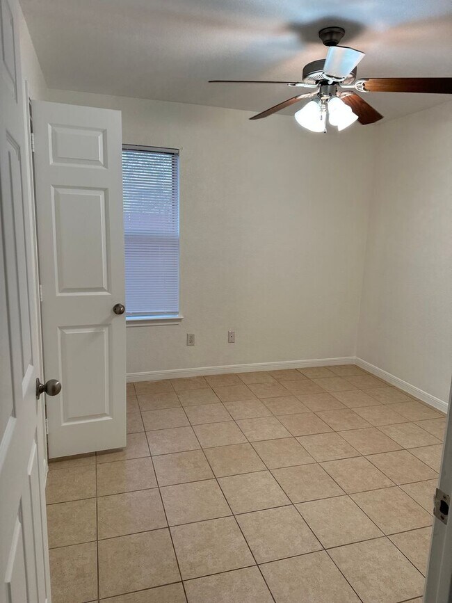Building Photo - 3 Bedroom 2 Bath Duplex  2 weeks free move in special!