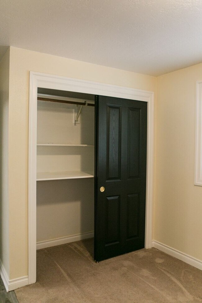 Building Photo - 4 bedroom 3 bath house for rent- Great location in Milwaukie, OR!